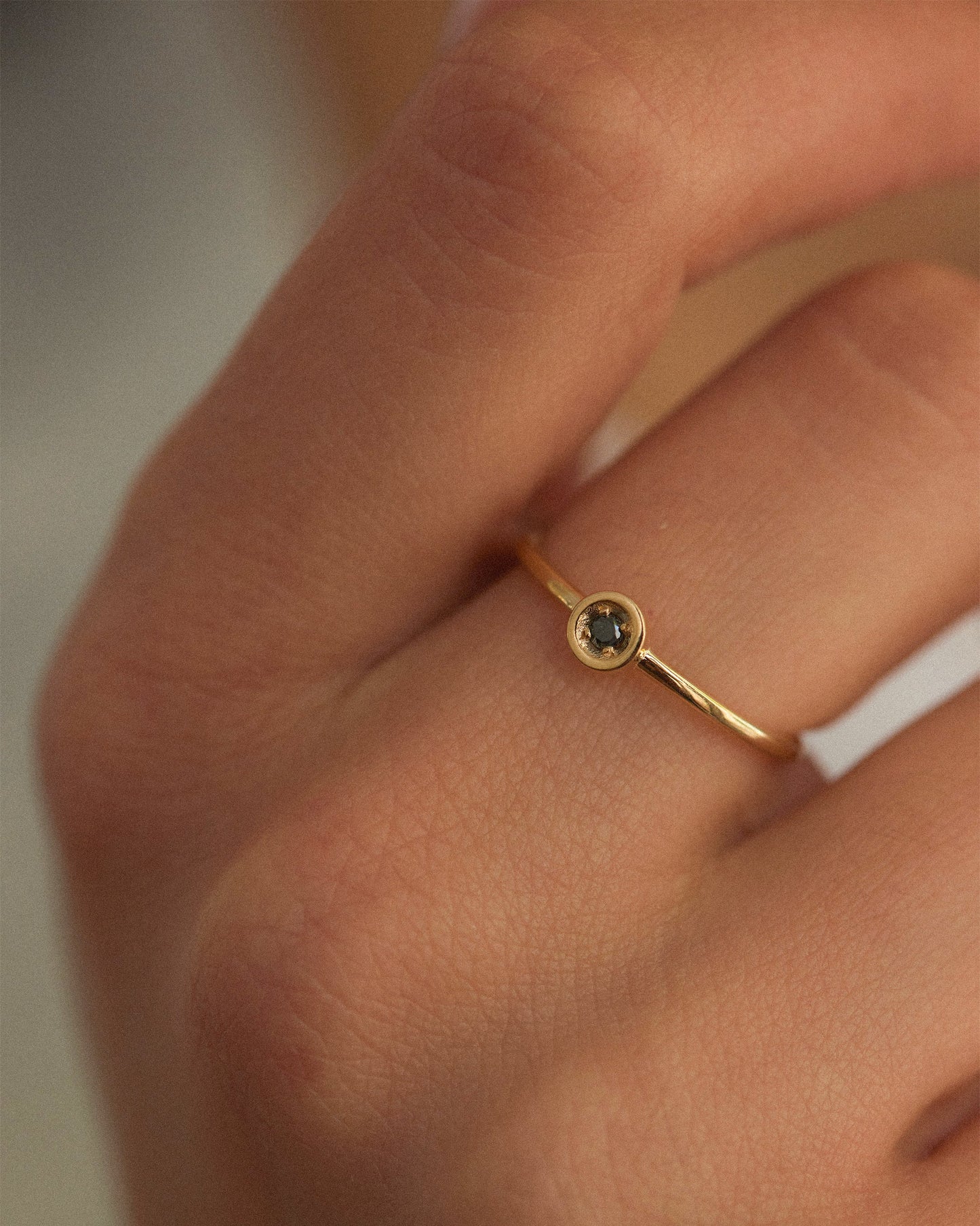 Нежен пръстен с черен диамант