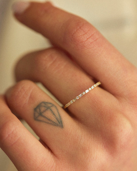 Малка багета и пръстен с кръгъл диамант