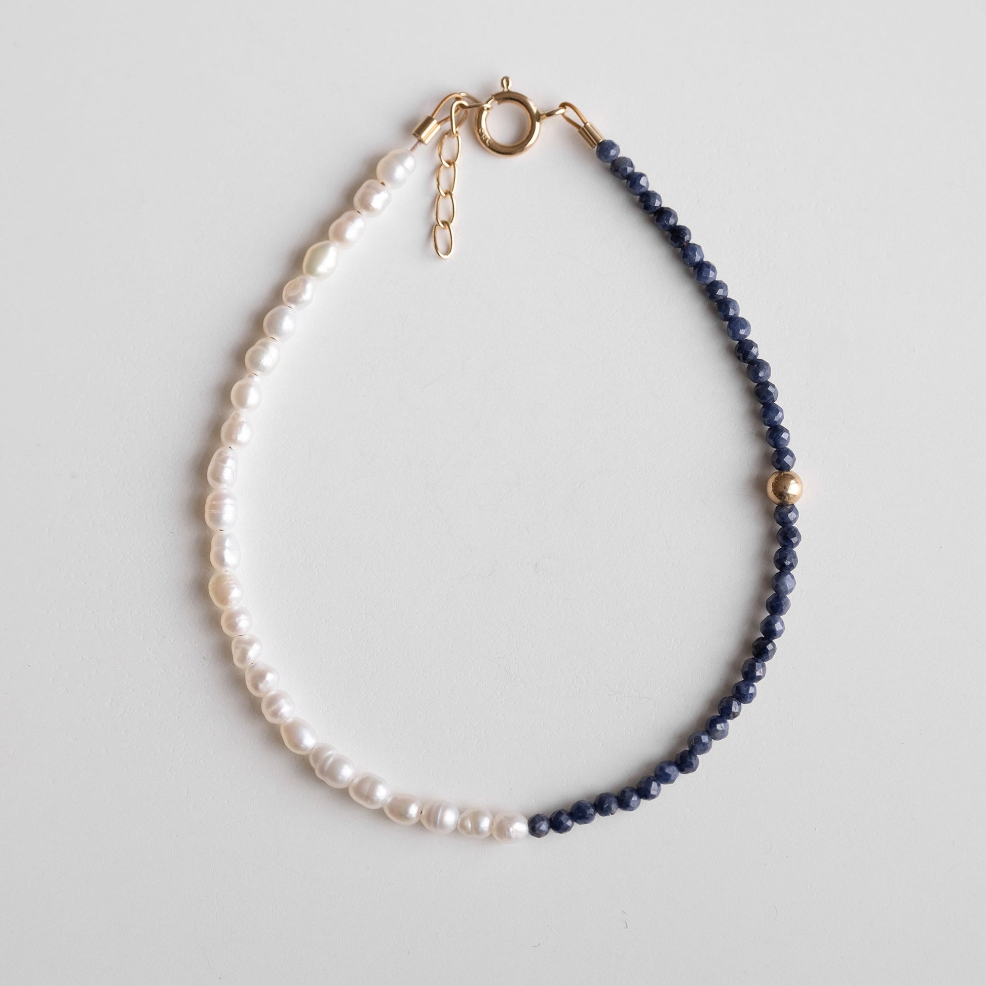 gold bracelet wiht pearls and sapphire 