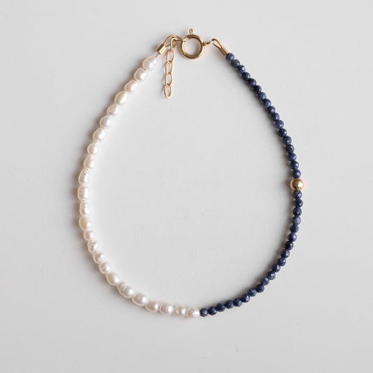 gold bracelet wiht pearls and sapphire