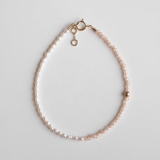 gold bracelet with beige beads and natural pearls
